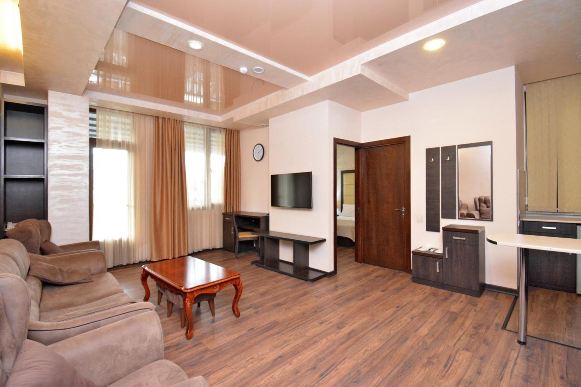 יירבאן Hotel Partiez מראה חיצוני תמונה