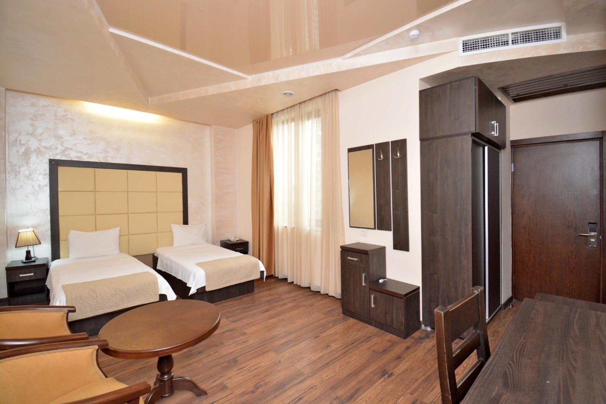 יירבאן Hotel Partiez מראה חיצוני תמונה